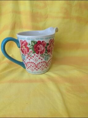 The Pioneer Woman Vintage Floral 4 Cup 1 Quart Measuring Pitcher.
